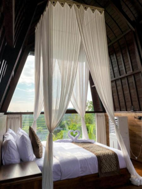 Tori Klumpu, 3 BR artistic villa, dual views near Ubud
